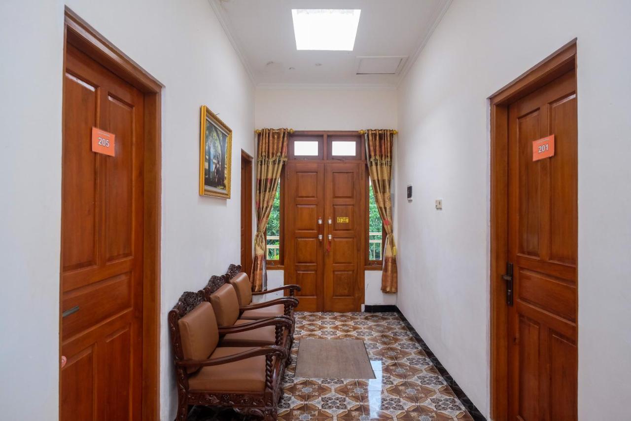 Reddoorz Syariah @ Griya Thamrin Manahan Solo Eksteriør bilde